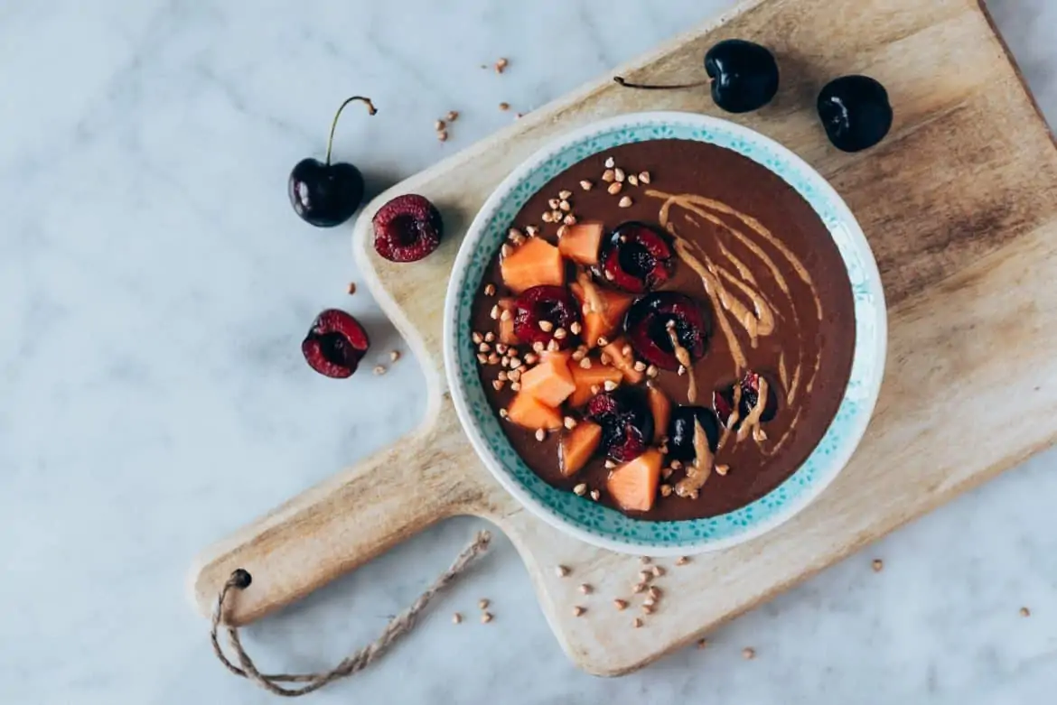 Smoothie bowl de cerezas y chocolate