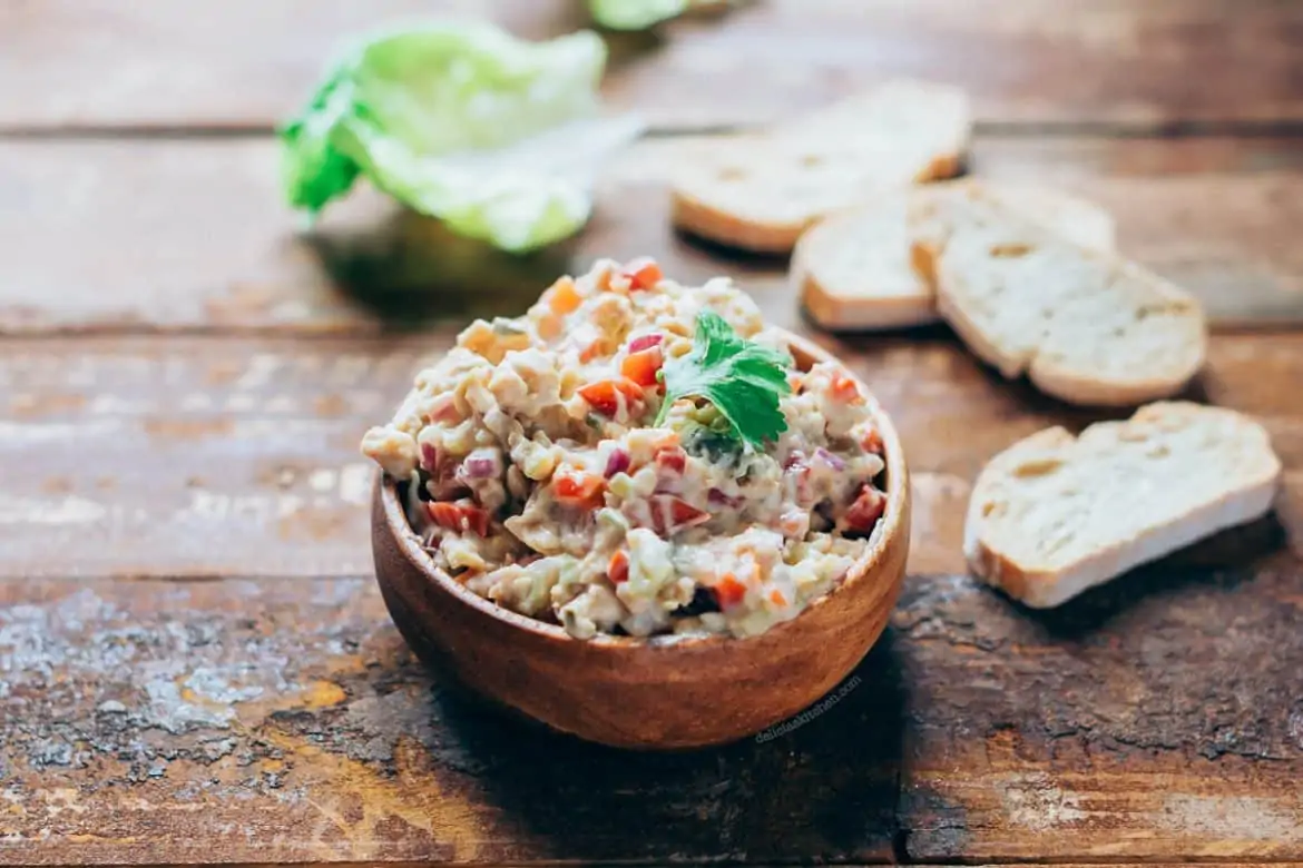 Ensaladilla vegana con tempeh y veganesa