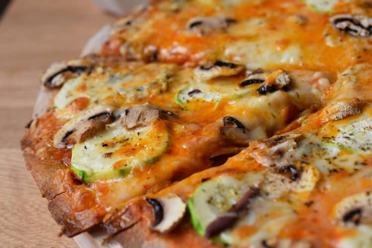 Pizza vegetal con gorgonzola