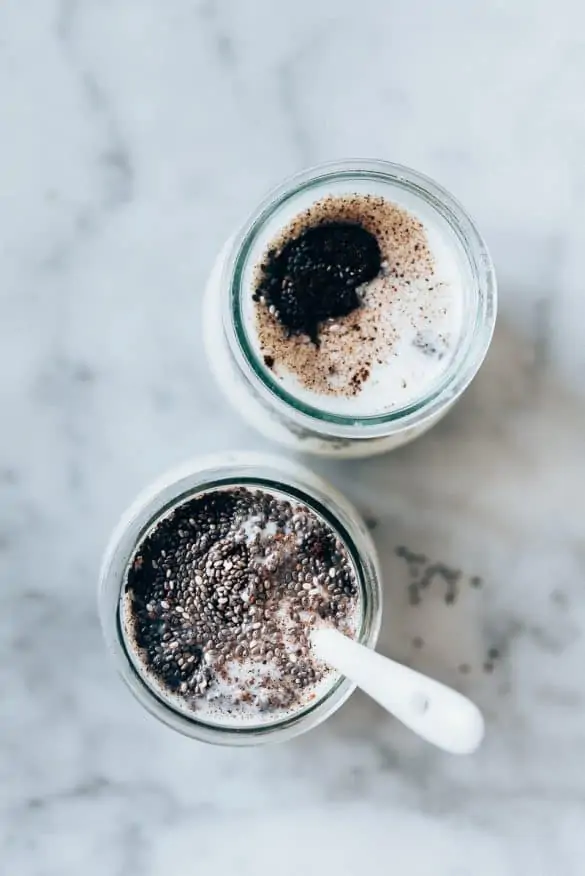 Vasitos antes de remover Pudin de chía básico (chia pudding)