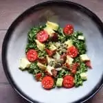 Ensalada con tomates secos y kale