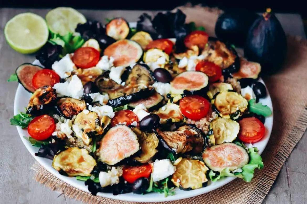 Ensalada de verduras con quinoa, queso de cabra e higos