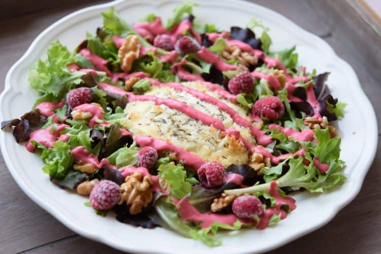 Ensalada de queso de cabra con vinagreta de frambuesas