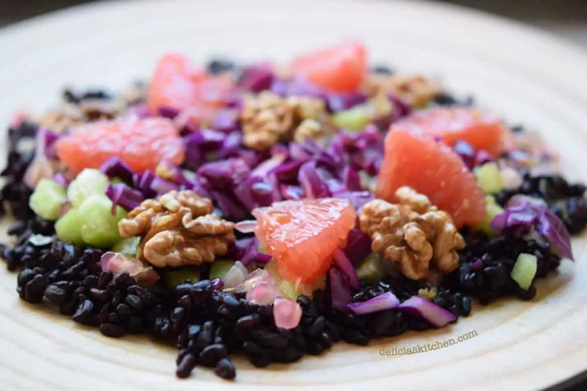 Arroz venere en ensalada con pomelo y nueces