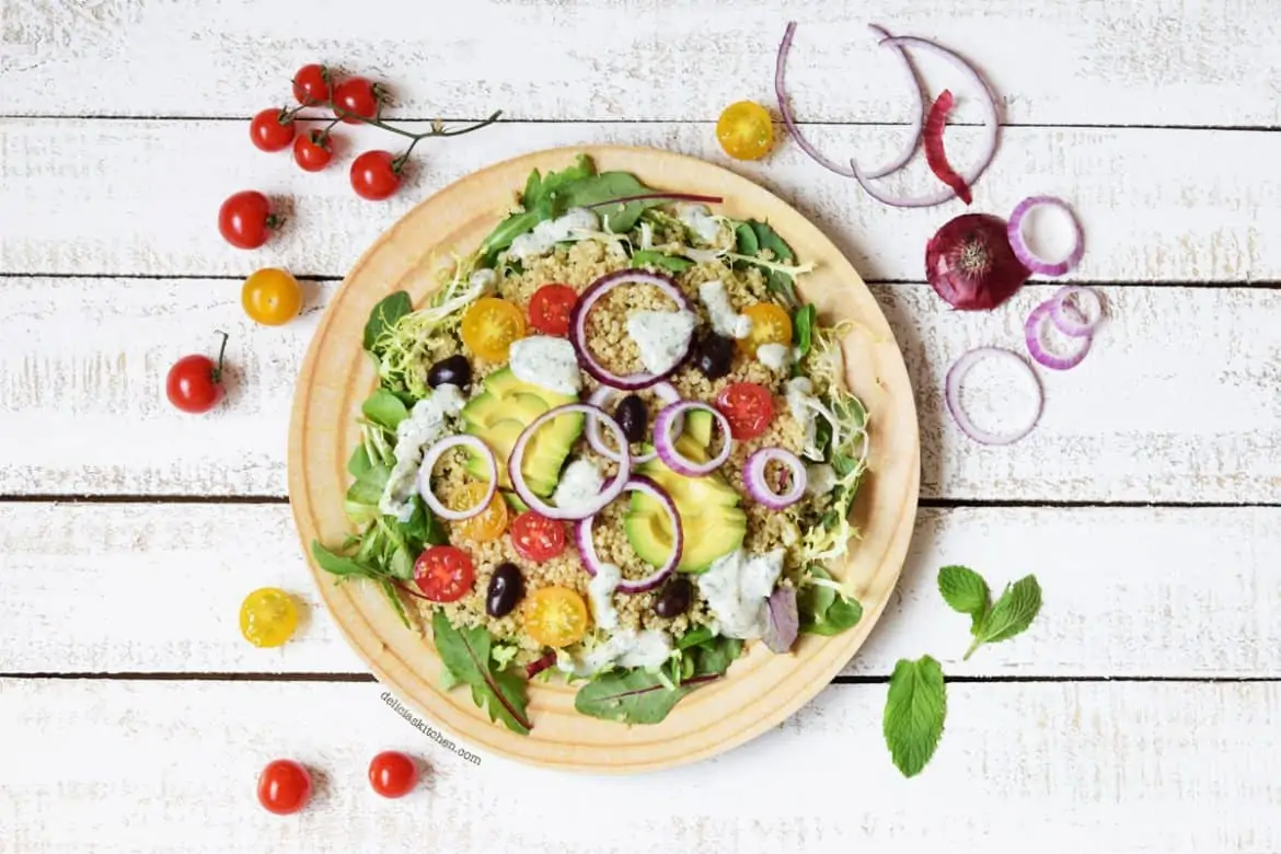 Ensalada primaveral con quinoa aguacate y menta