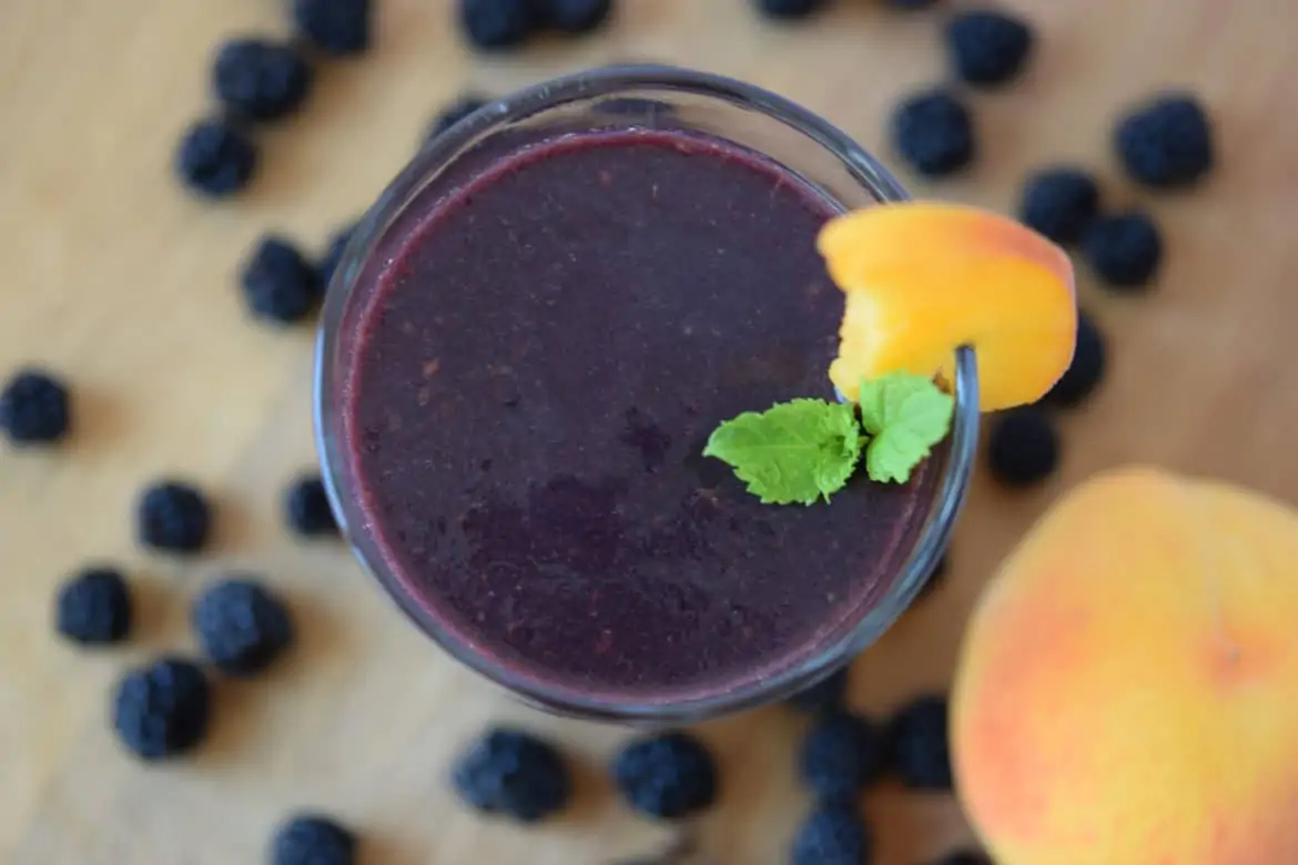 Batido de moras y melocotón