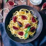 Espaguetis de calabacín con higos y cúrcuma