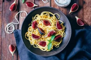 Espaguetis de calabacín con higos y cúrcuma