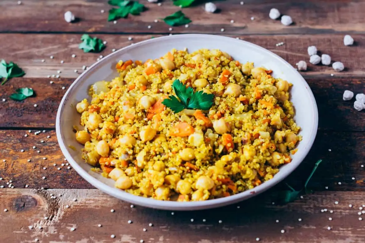 Quinoa con garbanzos y cúrcuma