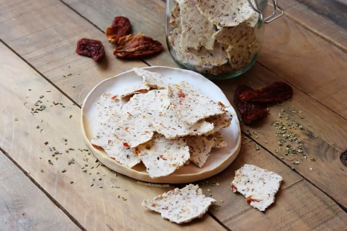 Crackers de almendra, tomates secos y orégano