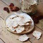 Crackers de almendra, tomates secos y orégano