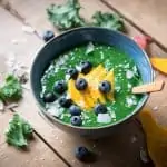 Smoothie bowl de kale, mango y espirulina