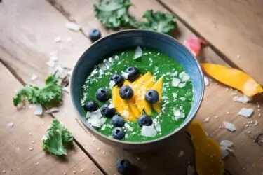 Smoothie bowl de kale, mango y espirulina