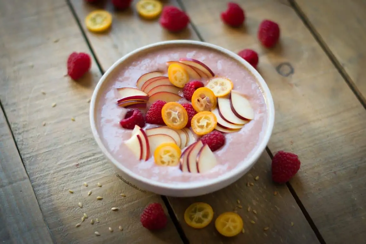 Smoothie bowl de frambuesas y kumquat