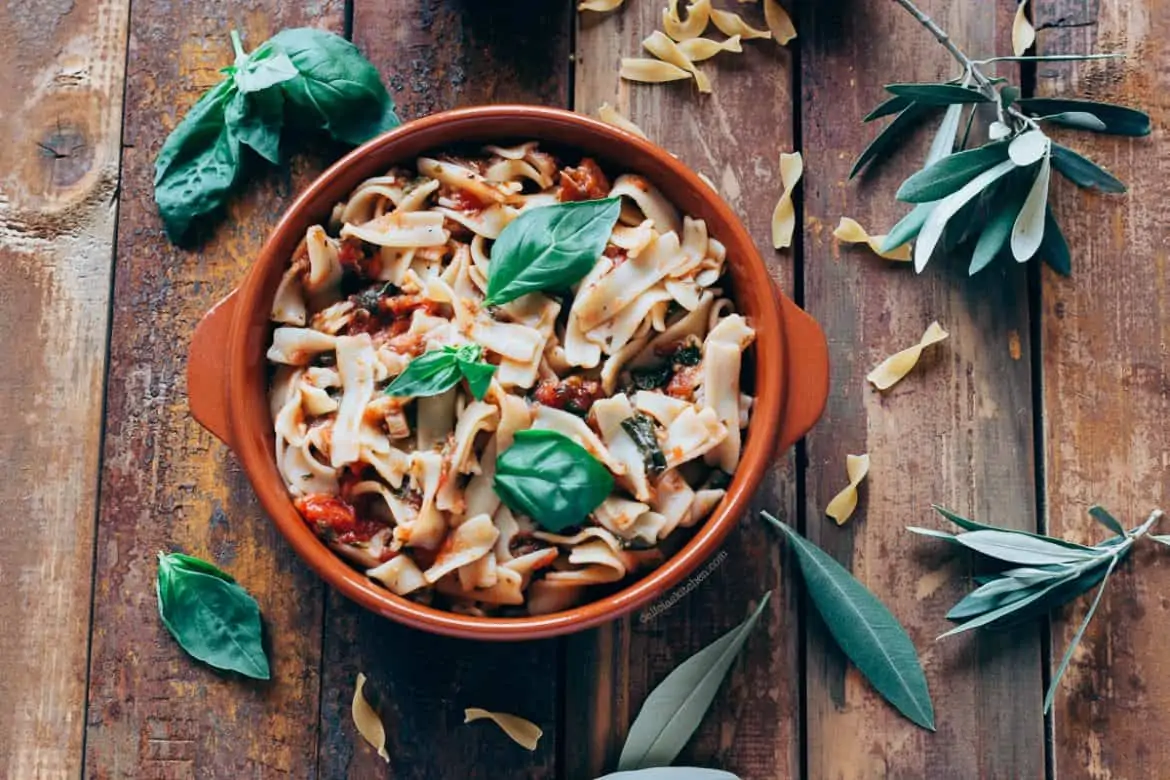 Pasta all'arrabbiata con espinacas y dátiles