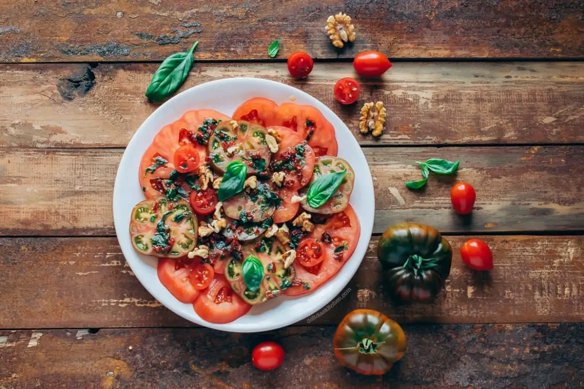 Ensalada de tomate con aliño de albahaca