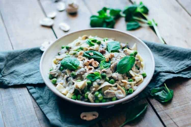 Pasta con salsa de champiñones y guisantes