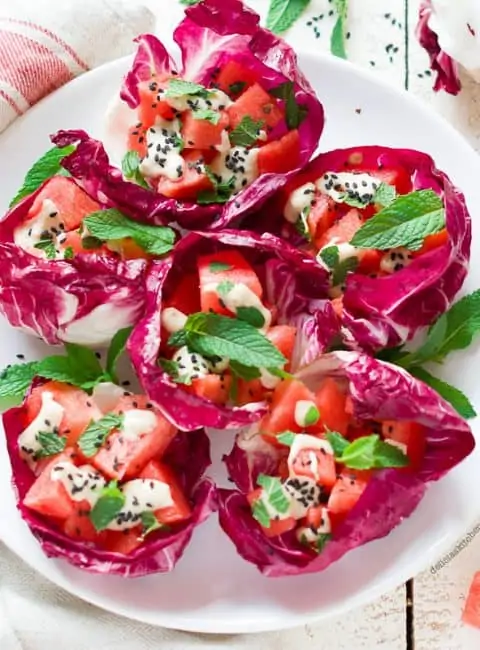 Achicoria con sandía y aliño de tahini