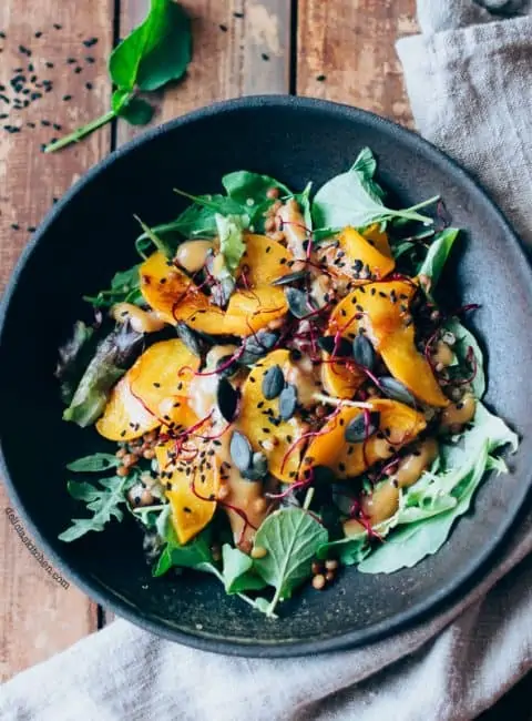 Ensalada quinoa, lentejas y melocotones asados