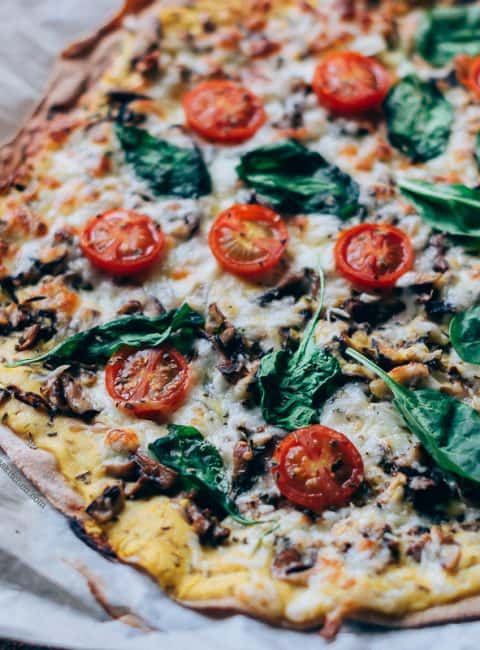 Pizza vegetariana con crema de calabaza y shiitake