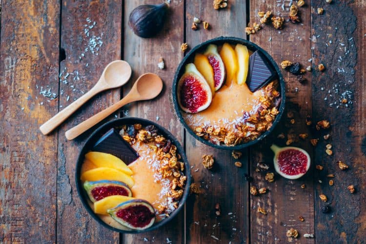 Smoothie-bowl-de-caqui-y-canela-1