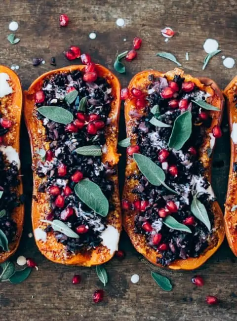 Calabaza rellena al horno con arroz negro y salvia