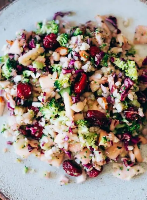 Ensalada de crucíferas con brócoli, coliflor y manzana