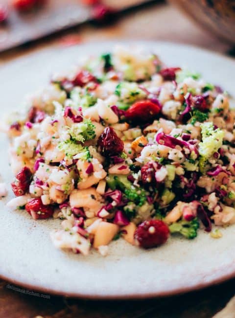 Ensalada con brócoli crudo, coliflor, manzana y cáñamo