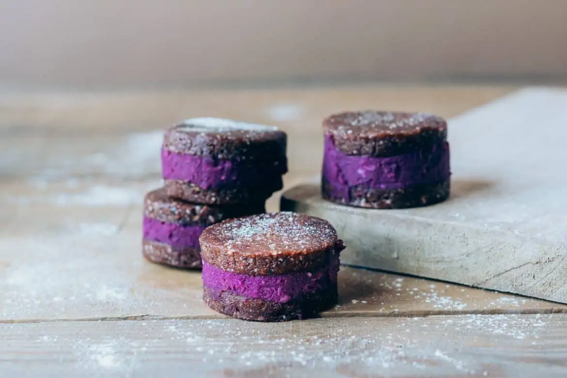 Galletas crudiveganas de maca rellenas de boniato