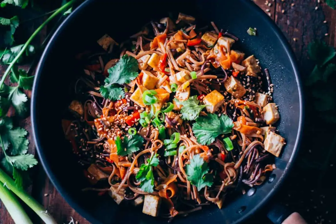 Fideos al wok con verduras y tofu