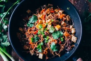 Fideos al wok con verduras y tofu