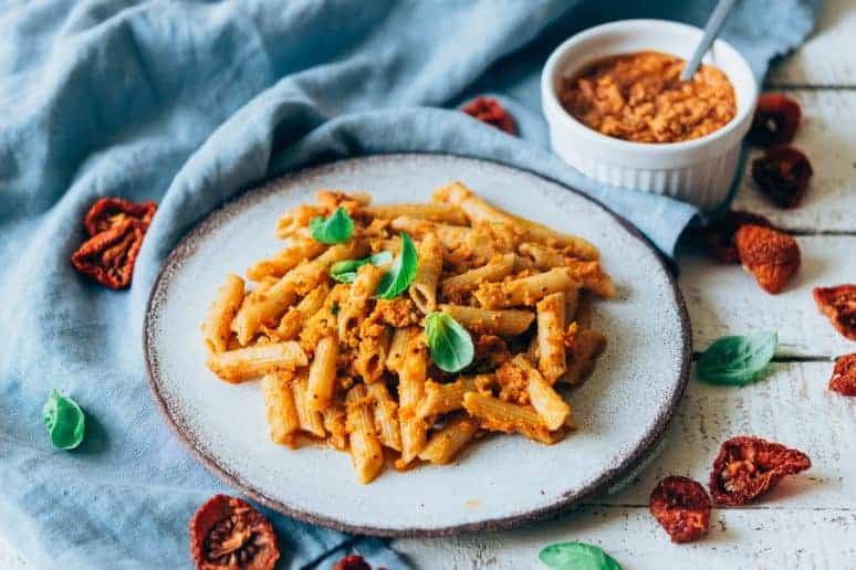 Pasta con pesto rojo vegano