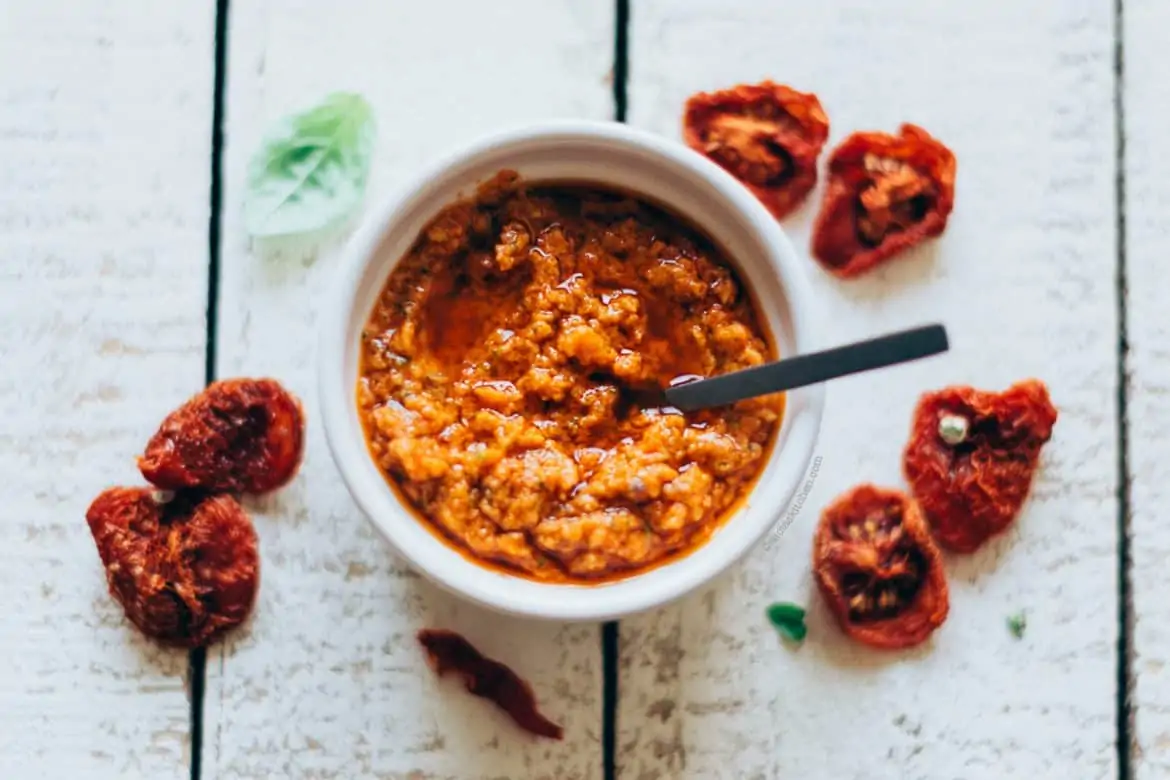 Pesto rojo vegano con avellanas