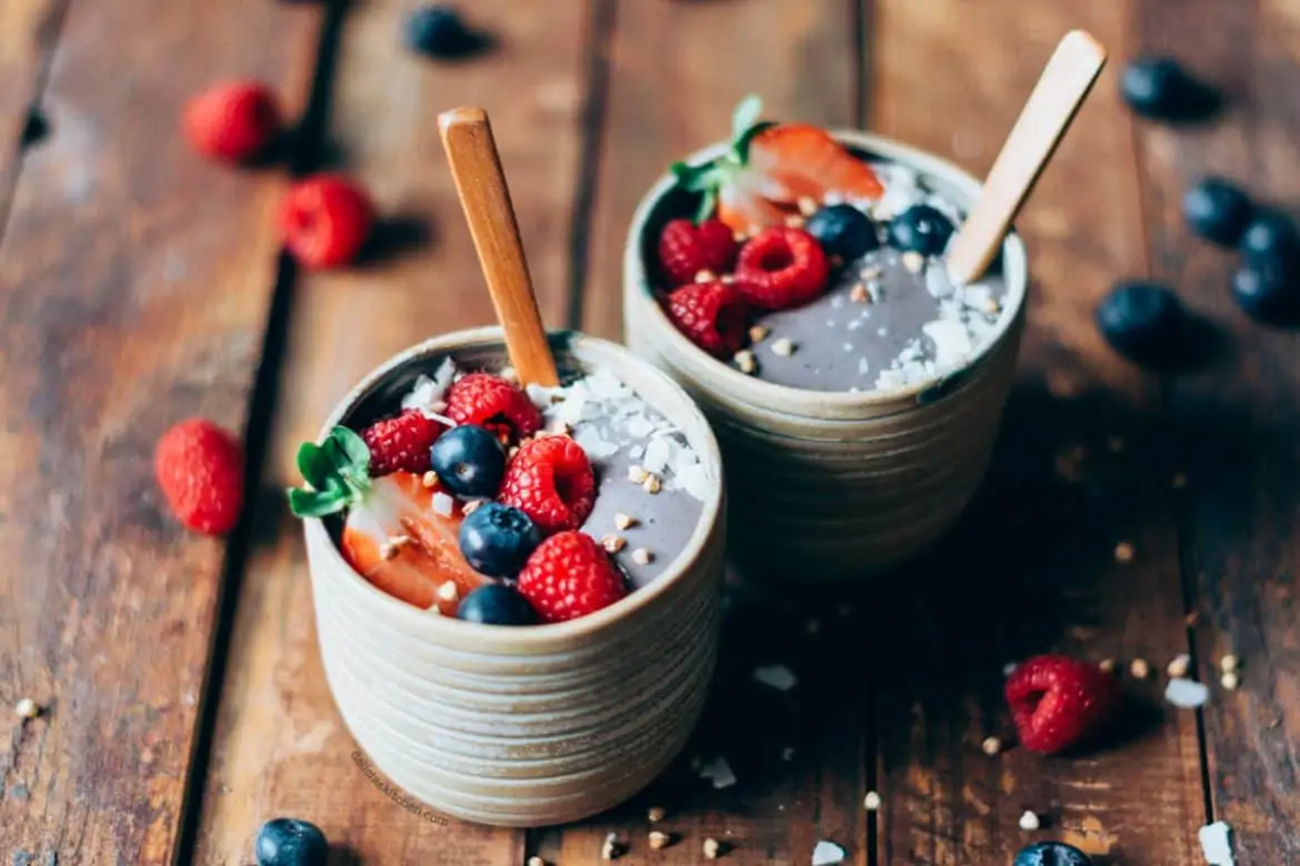 Smoothie bowl de arándanos, quinoa y lúcuma