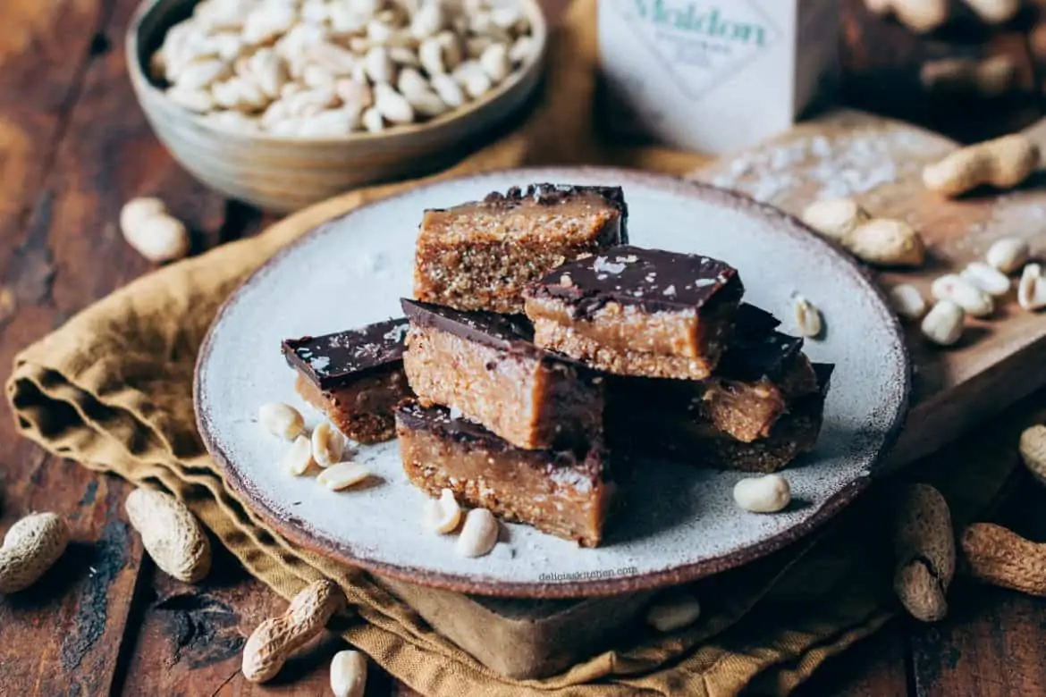 Barritas de caramelo y cacahuetes al punto de sal