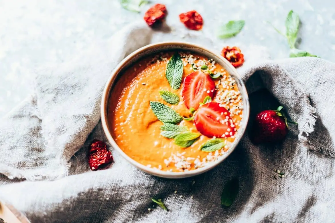 Salmorejo de fresas y cáñamo