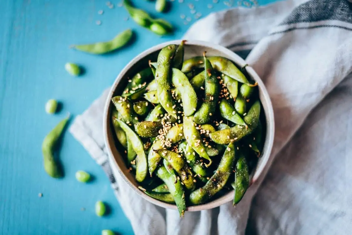 Edamame salteadas con sésamo y jengibre