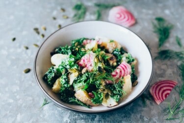 Ensalada de patata vegetariana con kale con algas