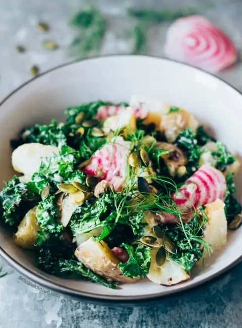 Ensalada de patata vegetariana con kale con algas