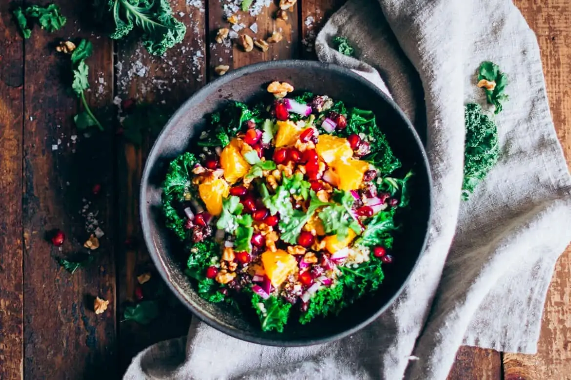 Ensalada templada de kale con quinoa, azukis y naranja