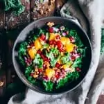 Ensalada templada de kale con quinoa, azukis y naranja