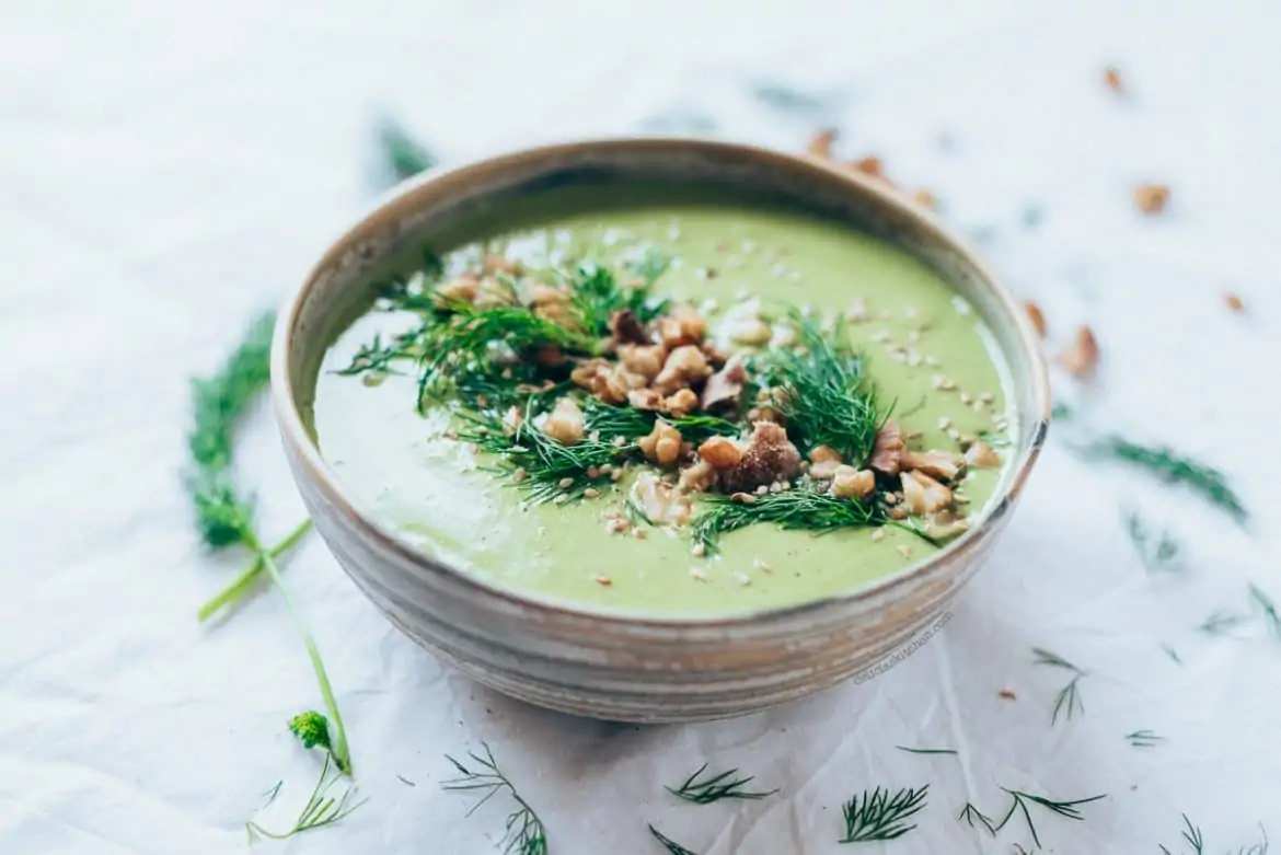 Sopa fría de aguacate y eneldo