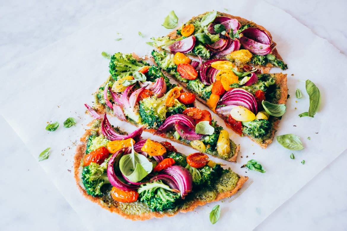 Pizza vegana casera con verduras y pesto