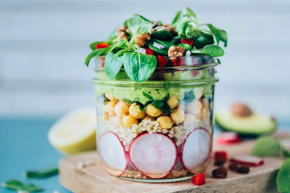 Ensalada gourmet en tarro con garbanzos, quinoa y menta