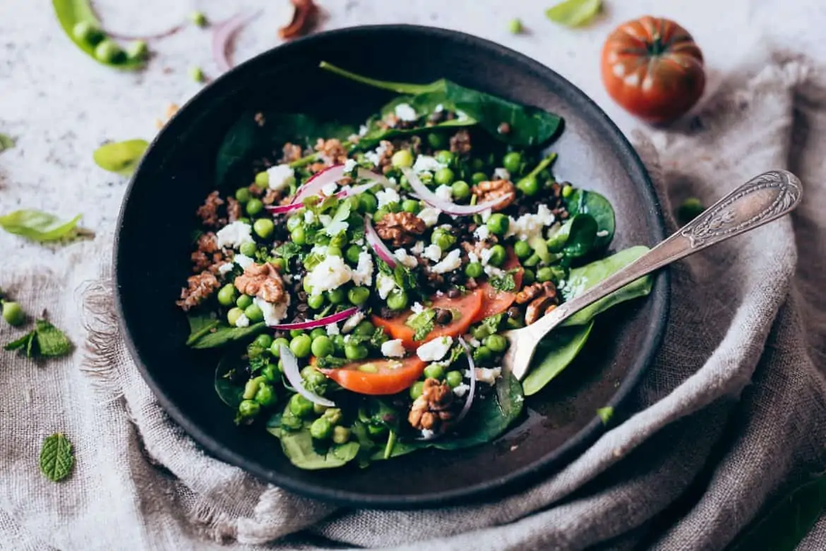 Ensalada con trigo burgol y guisantes