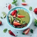 Smoothie verde de fresas y acelgas