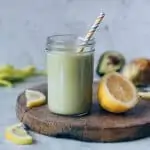 Batido verde detox con apio, pera y aguacate