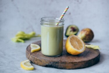 Batido verde detox con apio, pera y aguacate