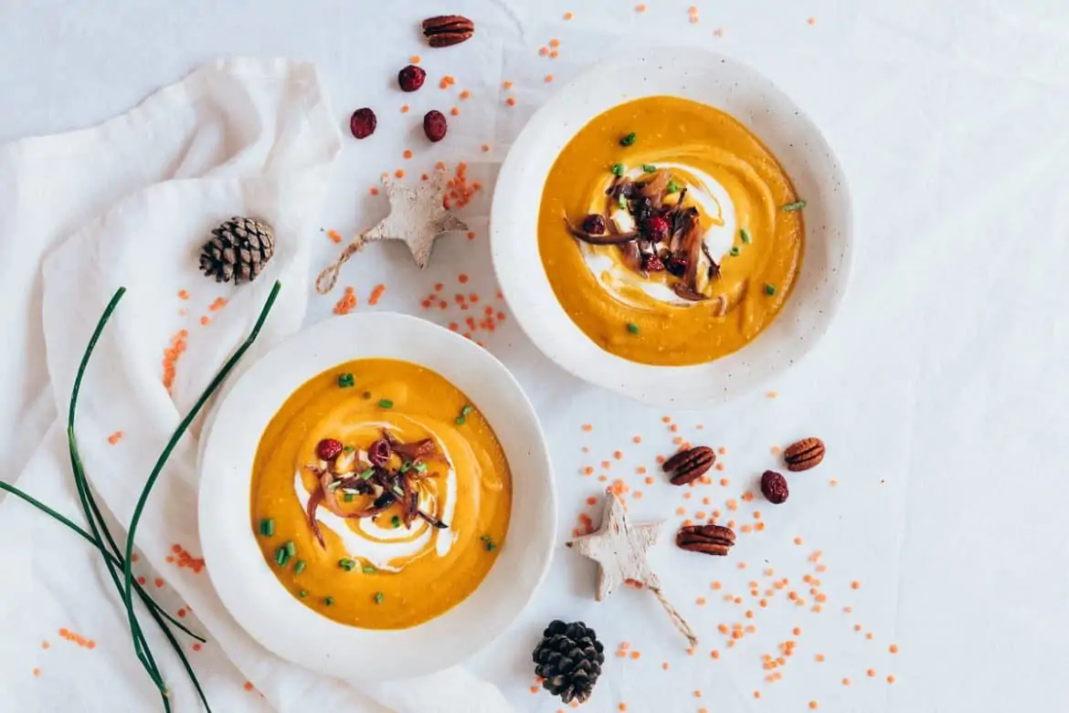 Crema de zanahorias, lentejas rojas y pecanas