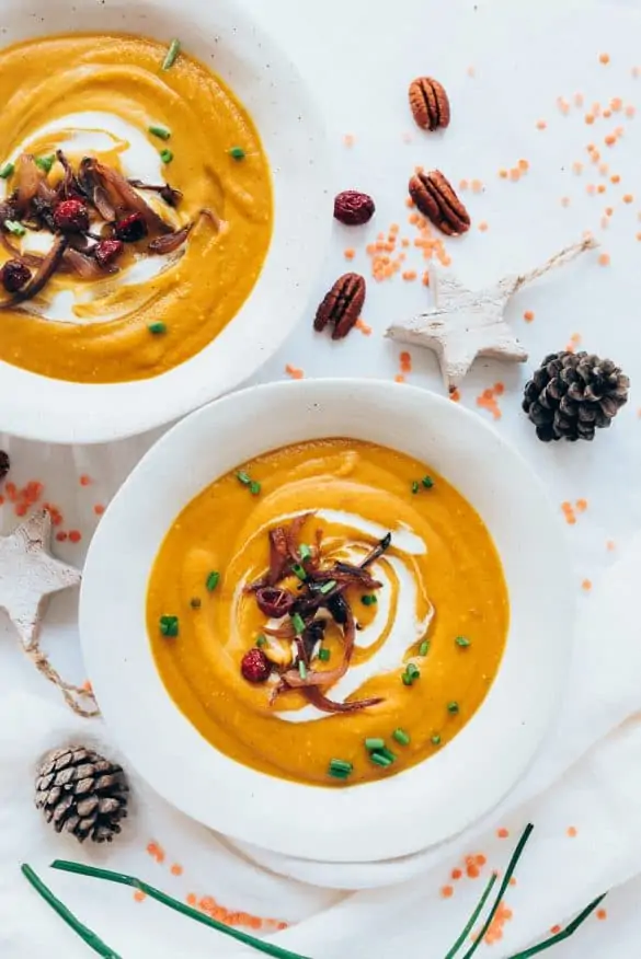 Crema de zanahorias, lentejas rojas y pecanas